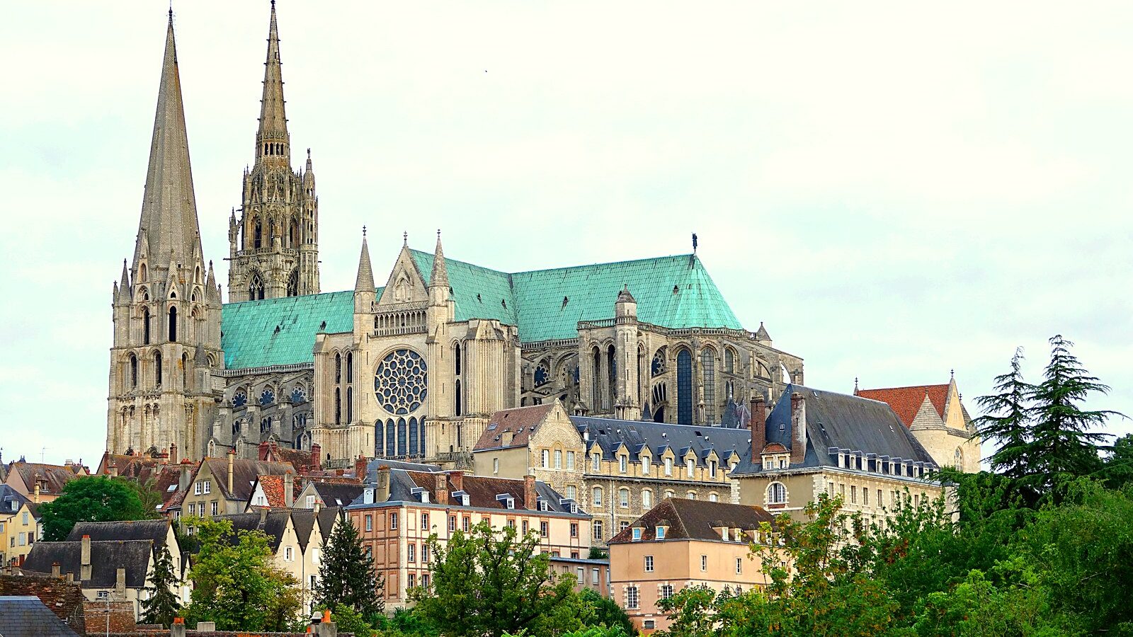 La cathédrale Notre-Dame de Chartres et ses deux flèches dissemblables