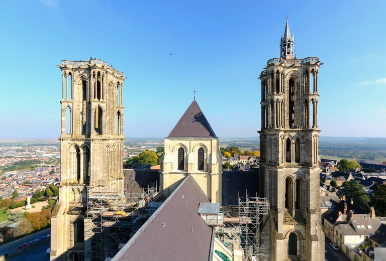 Les tours orientales de la cathédrale Notre-Dame de Laon, dans l'Aisne
