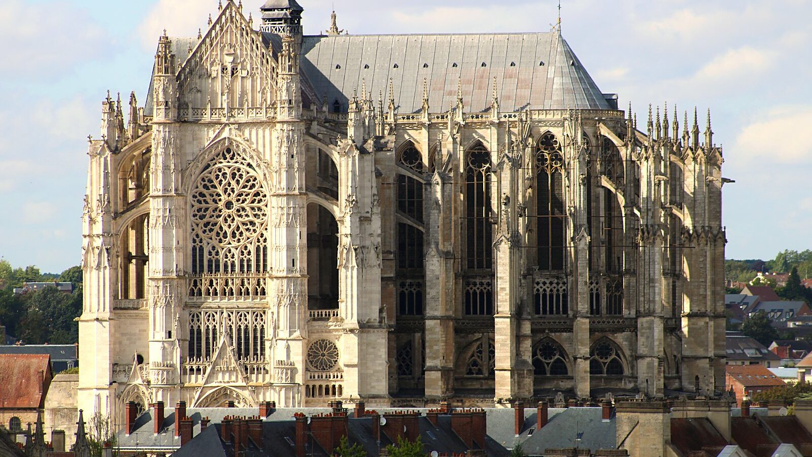La cathédrale Saint-Pierre de Beauvais, dans l'Oise, vue de l'extérieur