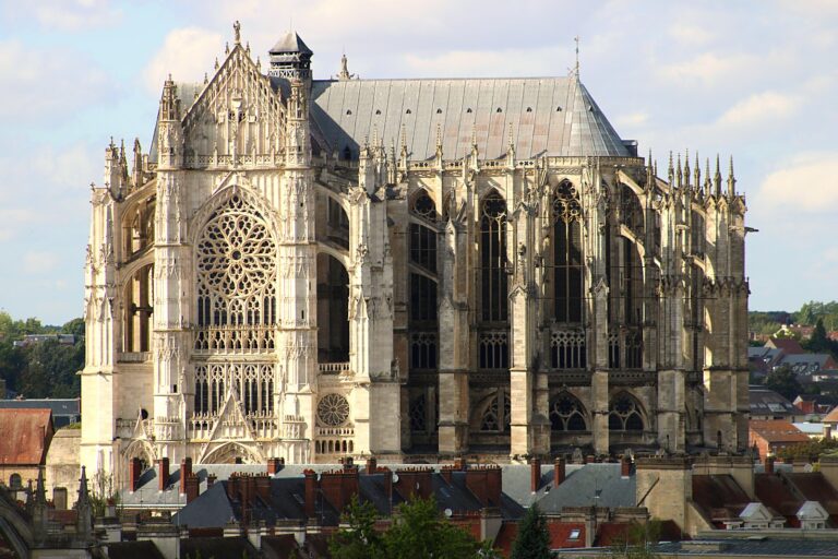 La cathédrale Saint-Pierre de Beauvais, dans l'Oise, vue de l'extérieur