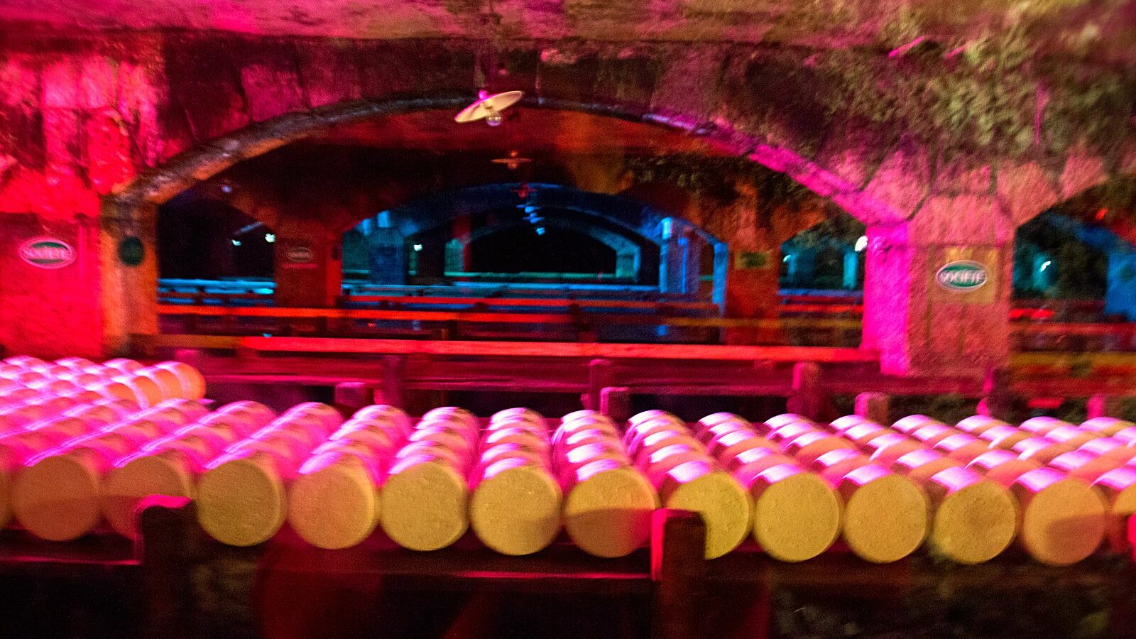 Une cave d'affinage de Roquefort-sur-Soulzon, en Aveyron