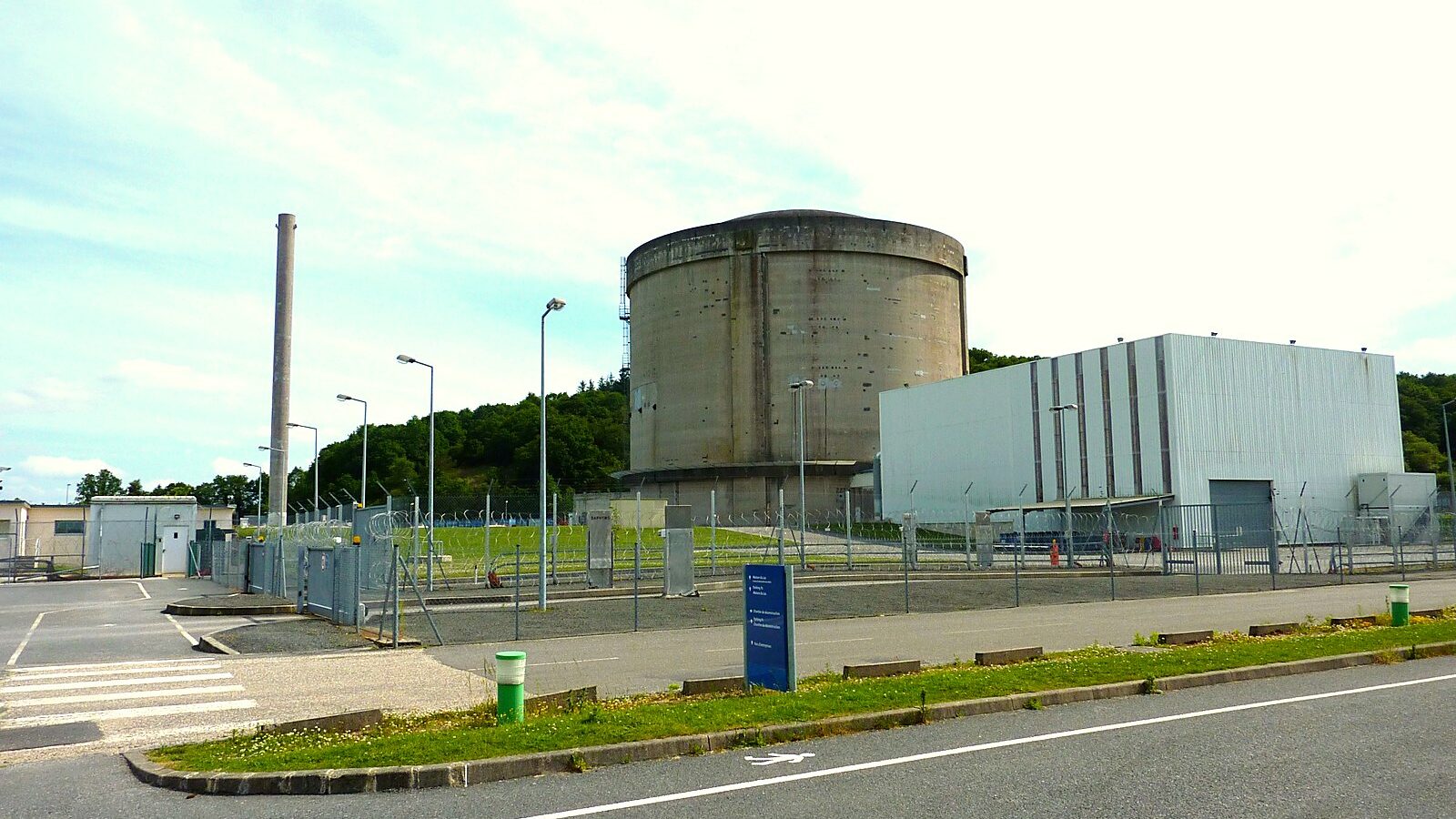Le bâtiment réacteur de la centrale des monts d'Arrée derrière sa clôture