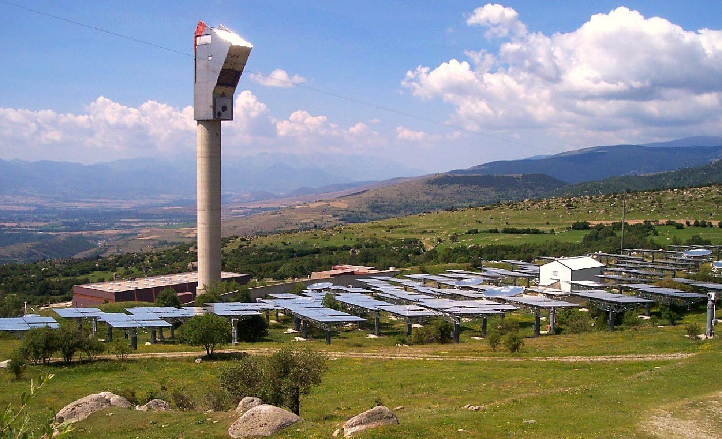 La tour et le champ d'héliostats de la centrale solaire Thémis, à Targassonne