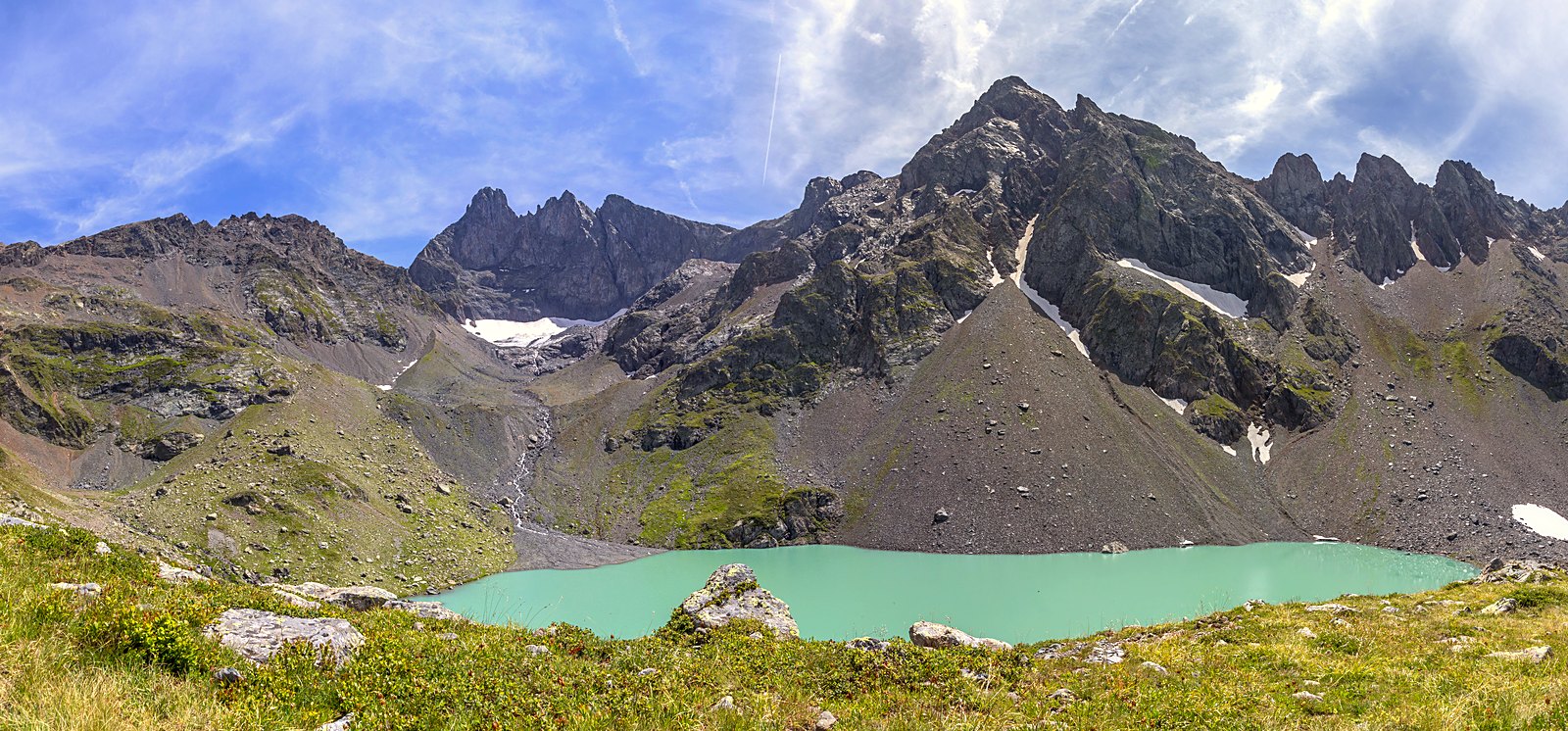 Le lac Blanc et les crêtes cristallines de la chaîne de Belledonne, en Isère