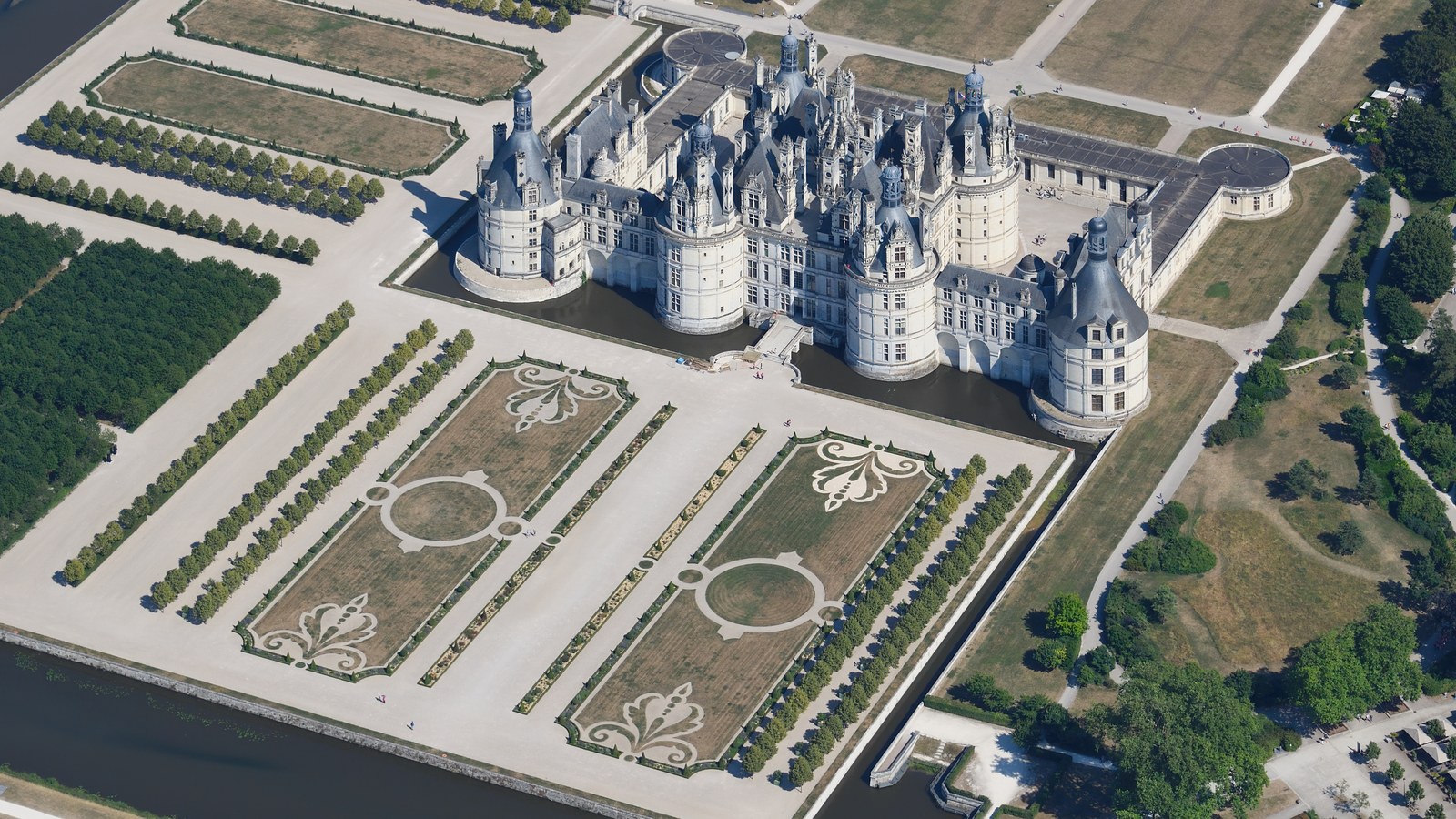 Vue aérienne du château de Chambord, de ses toits et de ses jardins à la française