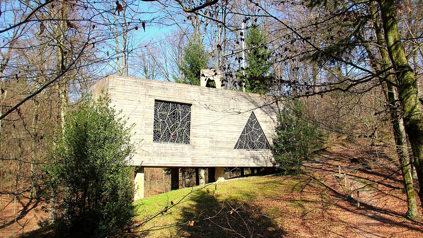 La chapelle de Saint-Rouin, en béton brut sur pilotis, dans un vallon boisé de l'Argonne