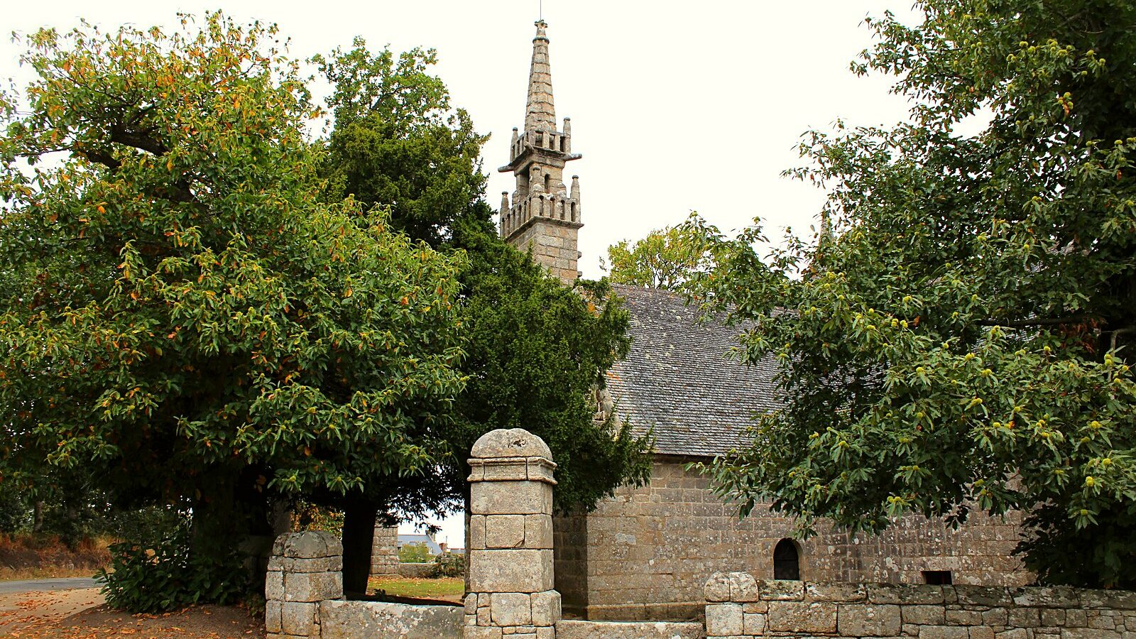 La chapelle des Sept-Saints au Vieux-Marché, bâtie sur un dolmen qui lui sert de crypte