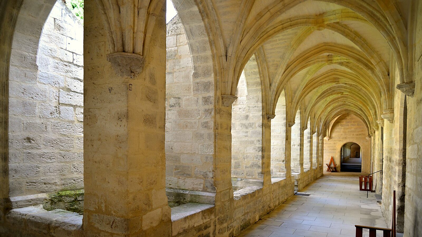 Les bâtiments et les cloîtres de la chartreuse du Val-de-Bénédiction, à Villeneuve-lès-Avignon