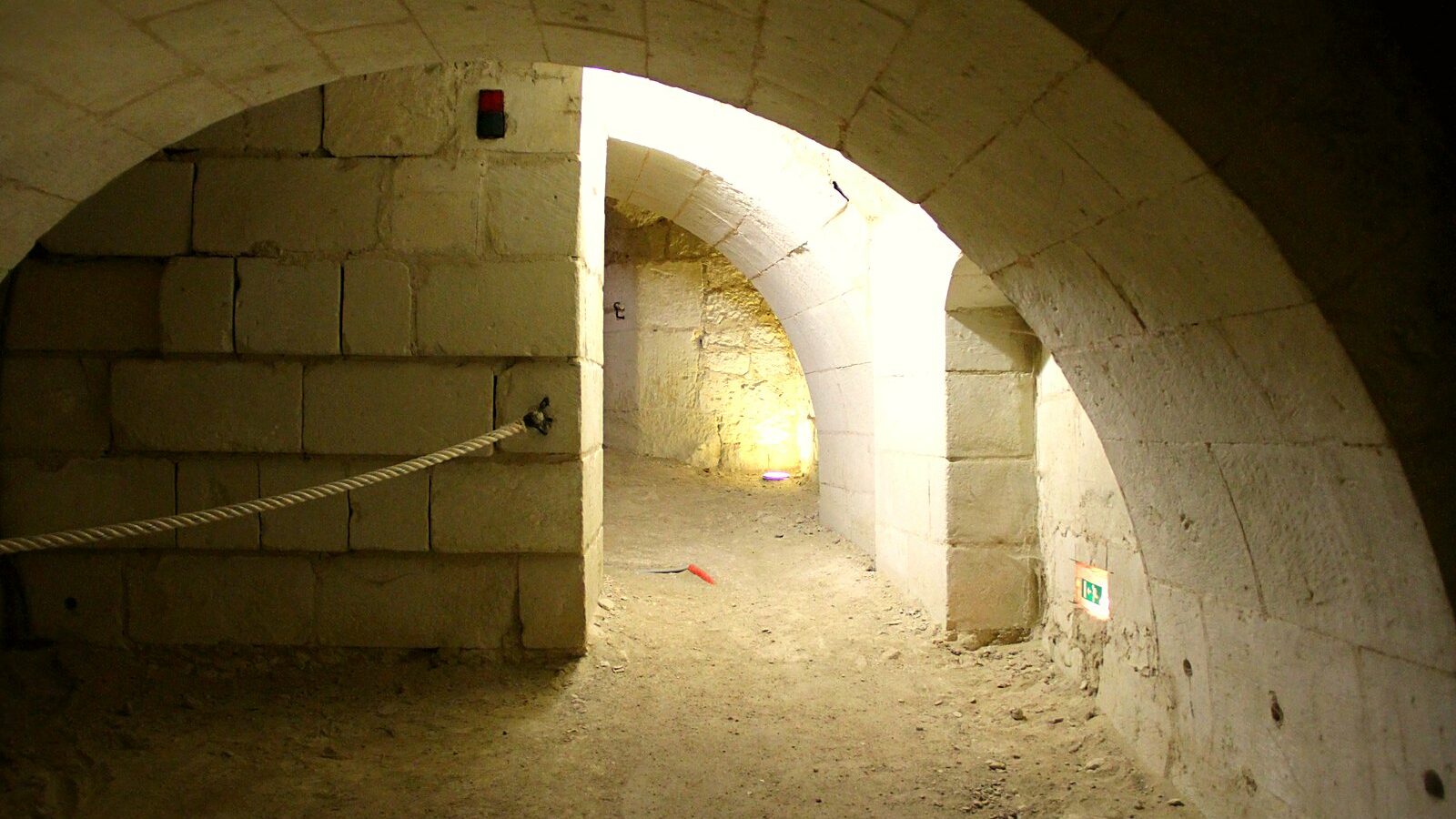 Une galerie du réseau troglodytique creusé sous le château de Brézé