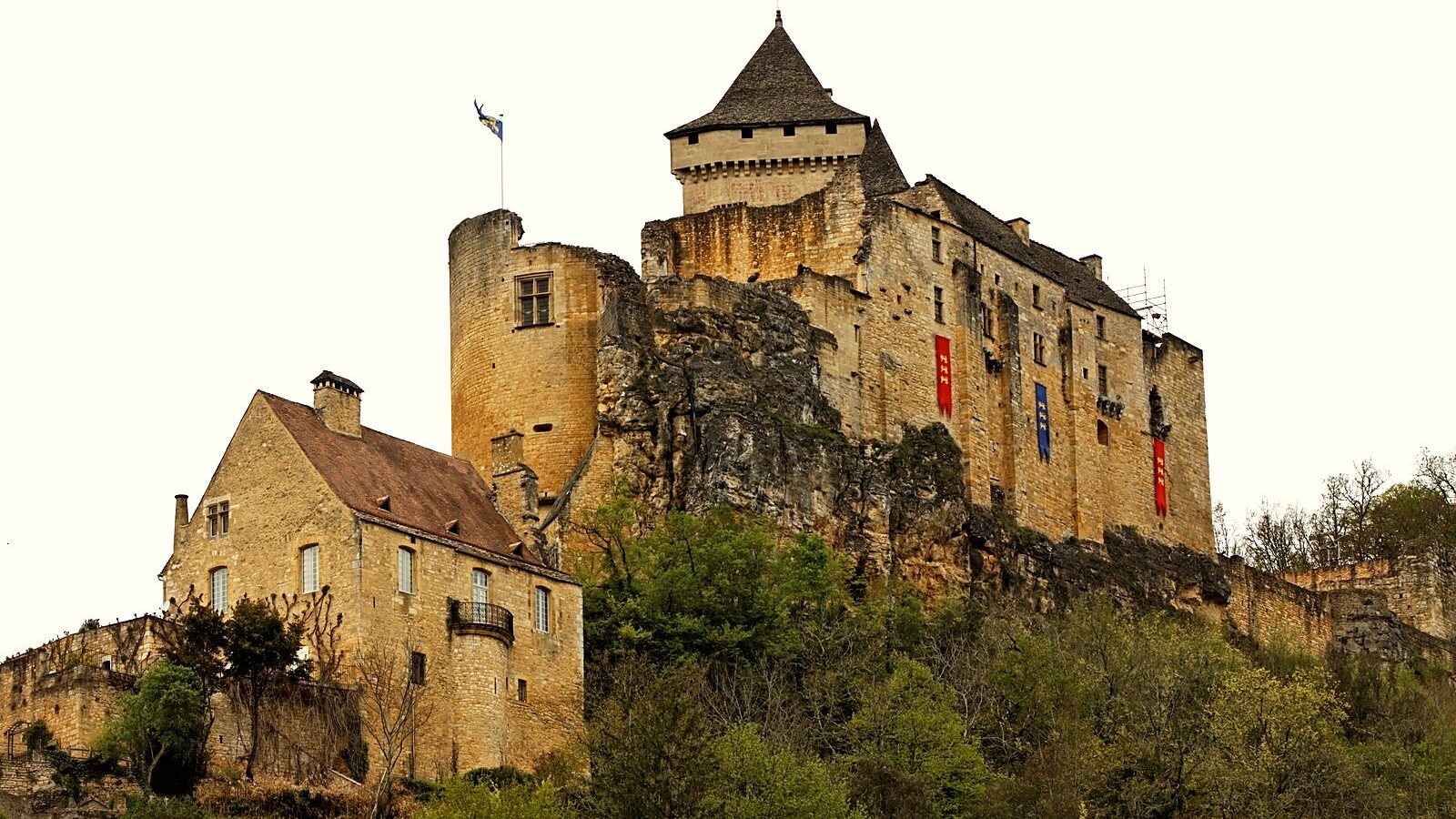 Le château de Castelnaud sur son éperon, au-dessus de la vallée de la Dordogne