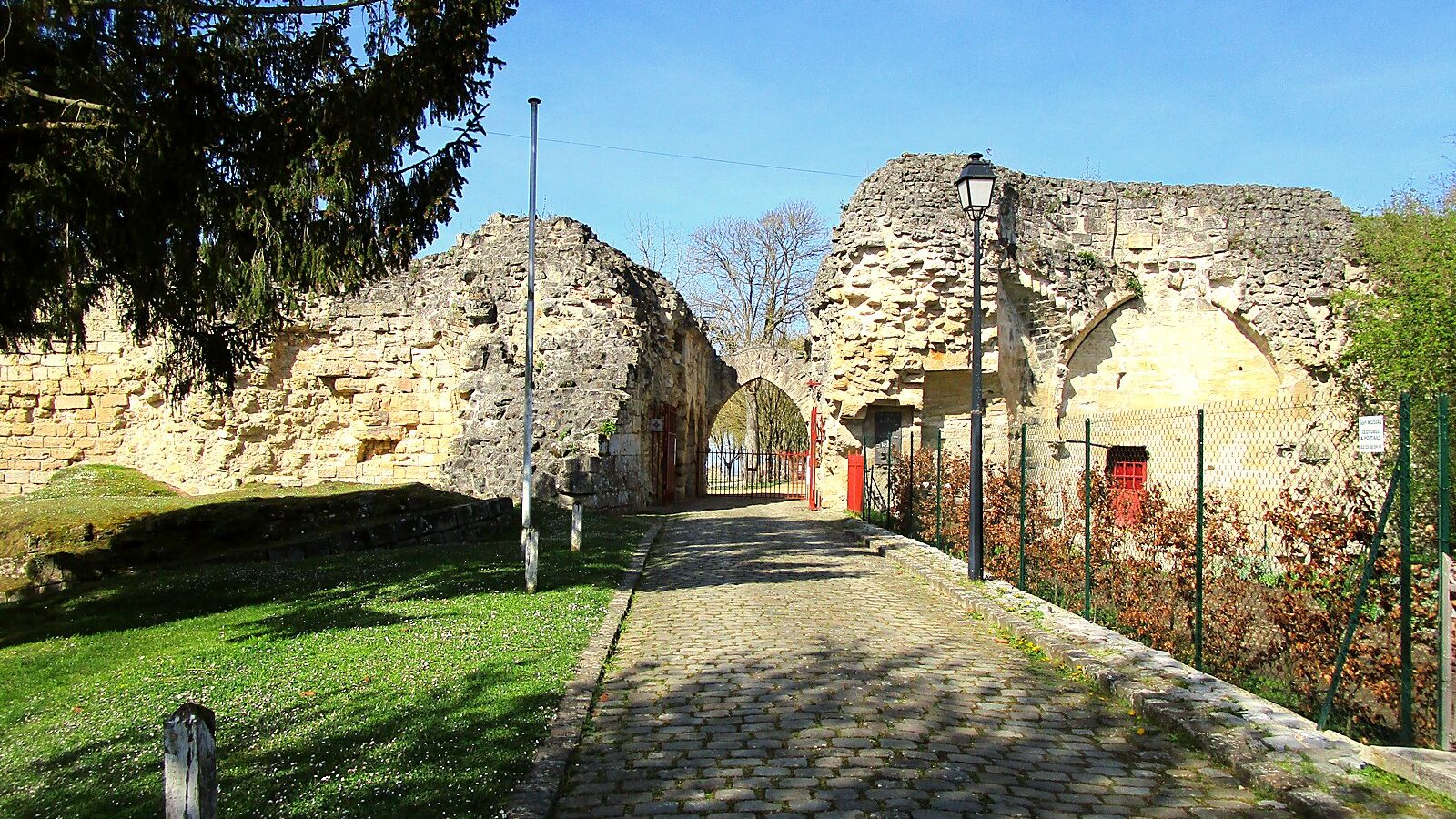 Les ruines du château de Coucy, dans l'Aisne, après la destruction de son donjon