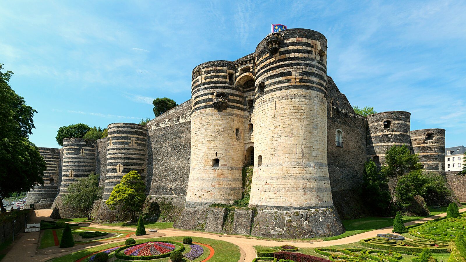 Le château d'Angers vu du sud, avec ses tours en schiste et tuffeau