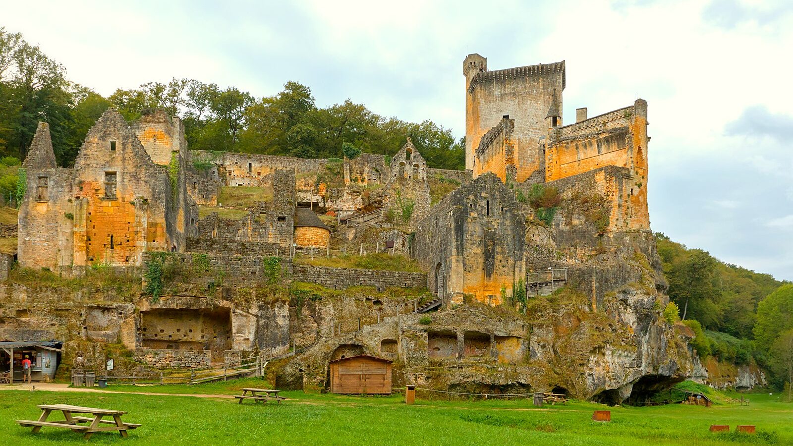 Les ruines du château de Commarque et les cluzeaux creusés dans la falaise, en Dordogne
