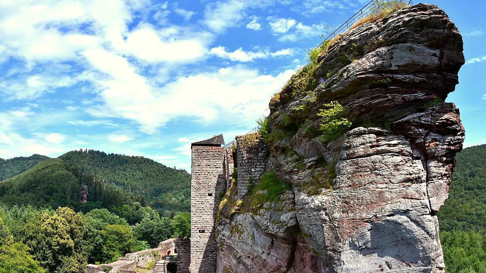 La barre de grès rose du château de Fleckenstein et sa tour, dans les Vosges du Nord