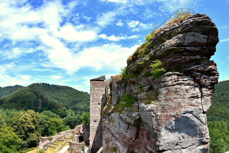 La barre de grès rose du château de Fleckenstein et sa tour, dans les Vosges du Nord
