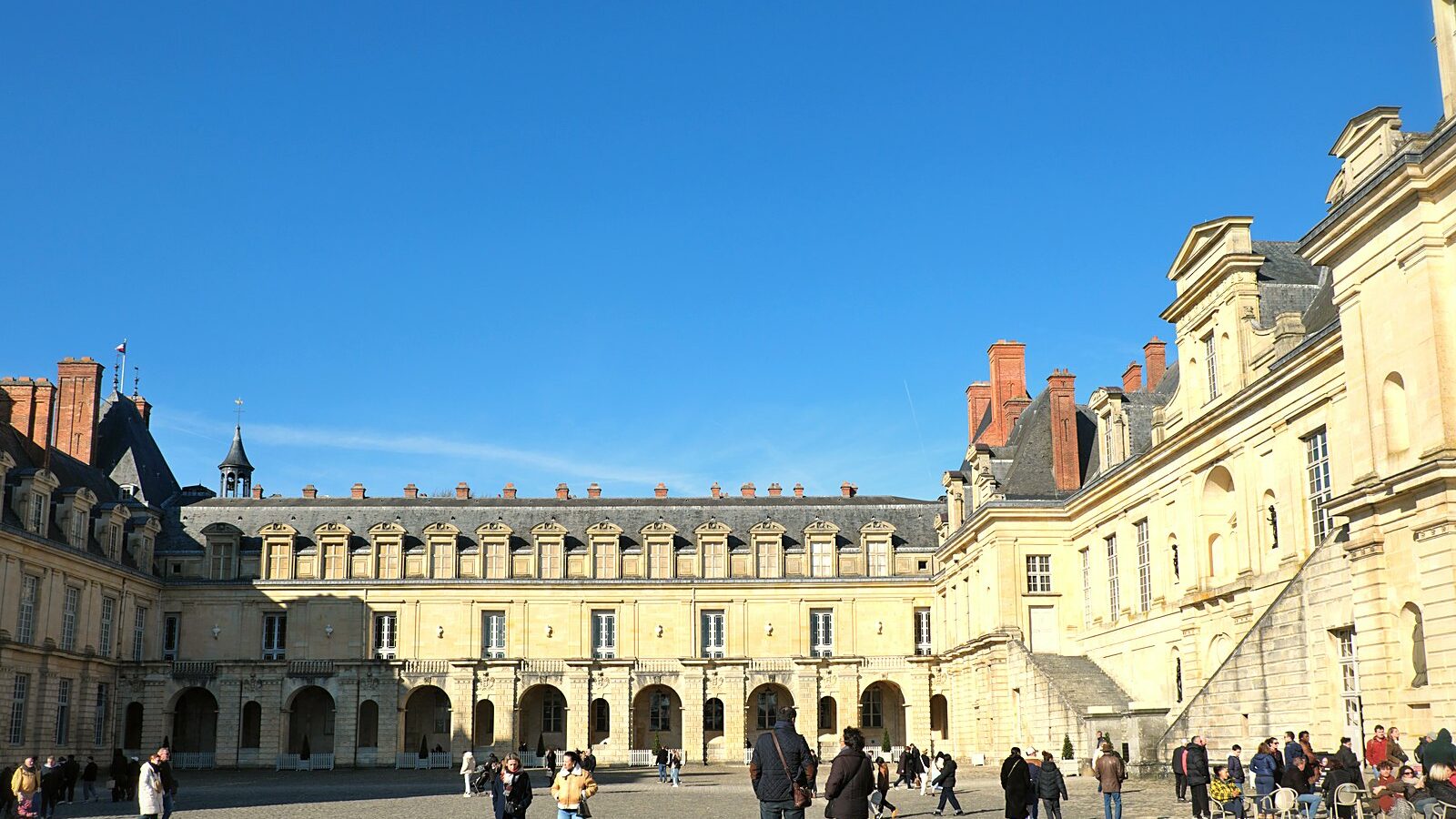 La cour de la Fontaine du château de Fontainebleau, en Seine-et-Marne