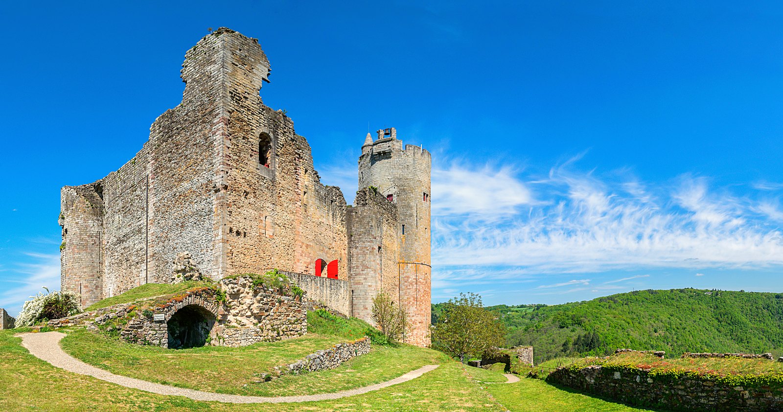 Le château de Najac, sa tour ronde et ses courtines, au-dessus de la vallée de l'Aveyron