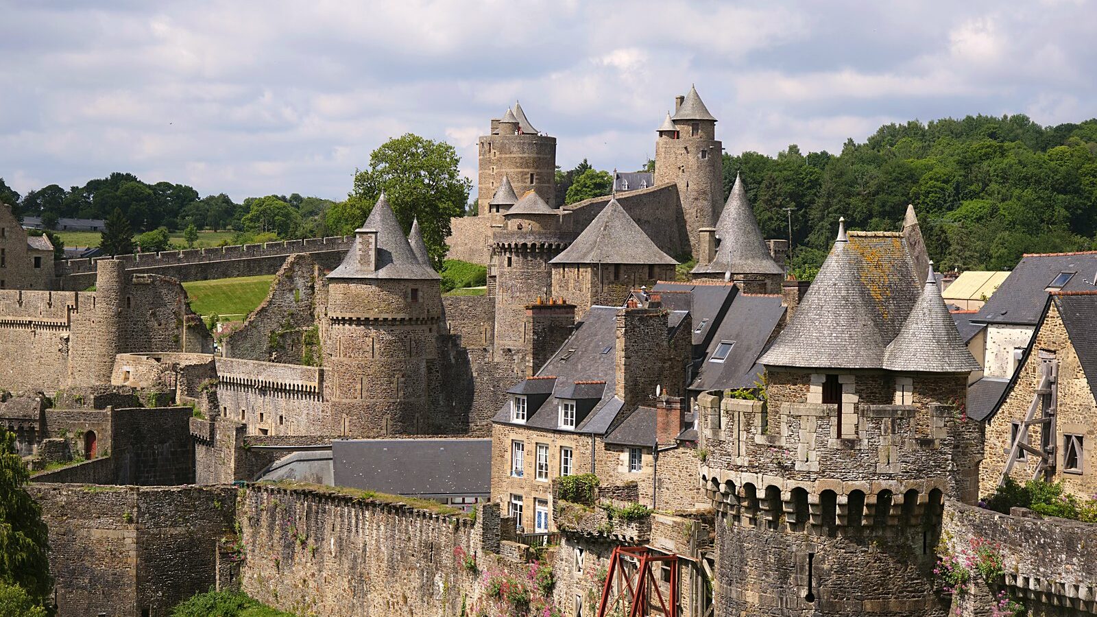 Le château de Fougères et sa couronne de tours, vus depuis la ville haute