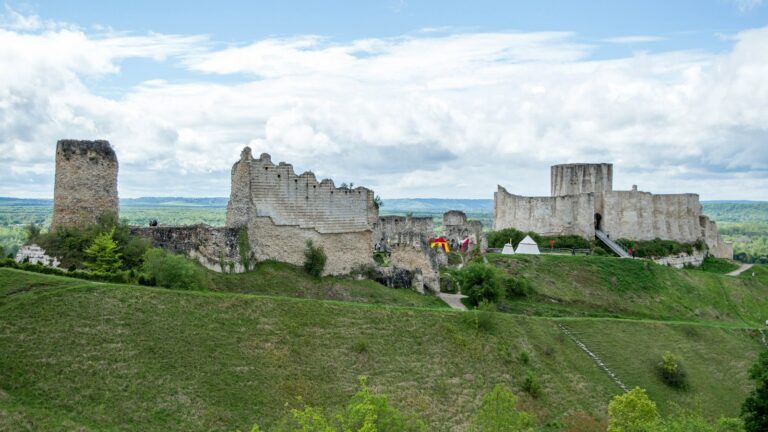 Les ruines de Château-Gaillard sur leur colline verte, avec une haute tour à gauche et le donjon entouré de sa chemise à droite