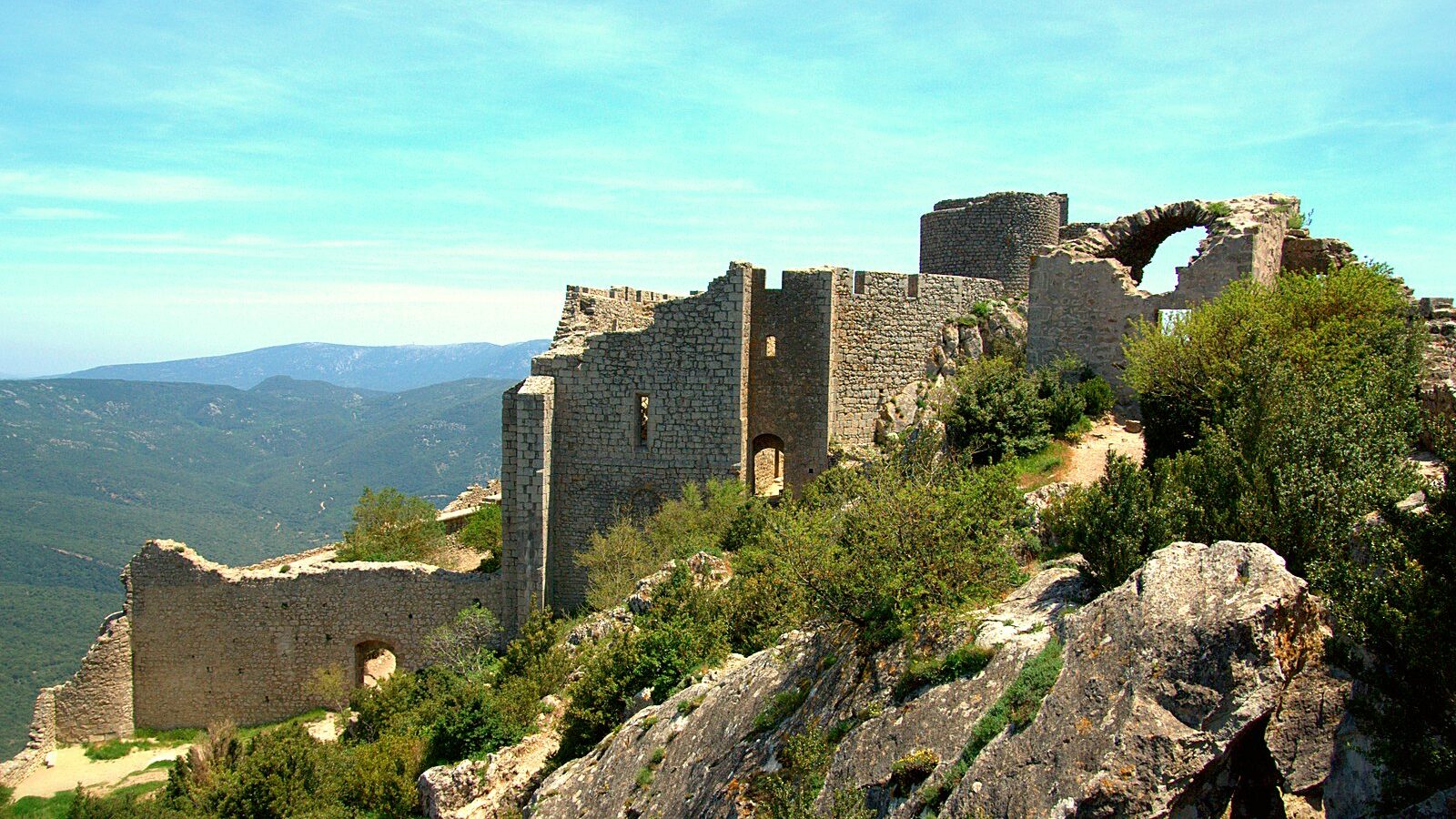 Le château de Peyrepertuse sur sa crête calcaire, dans les Corbières