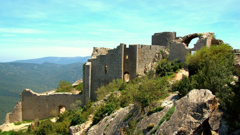Le château de Peyrepertuse sur sa crête calcaire, dans les Corbières