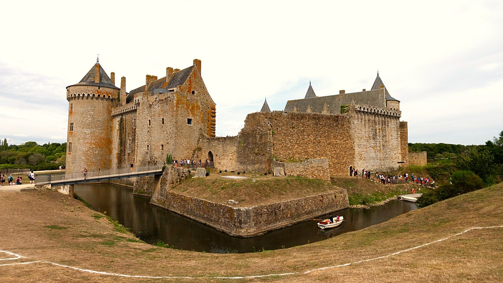 Le château de Suscinio et ses douves en eau, vus de haut, dans la presqu'île de Rhuys