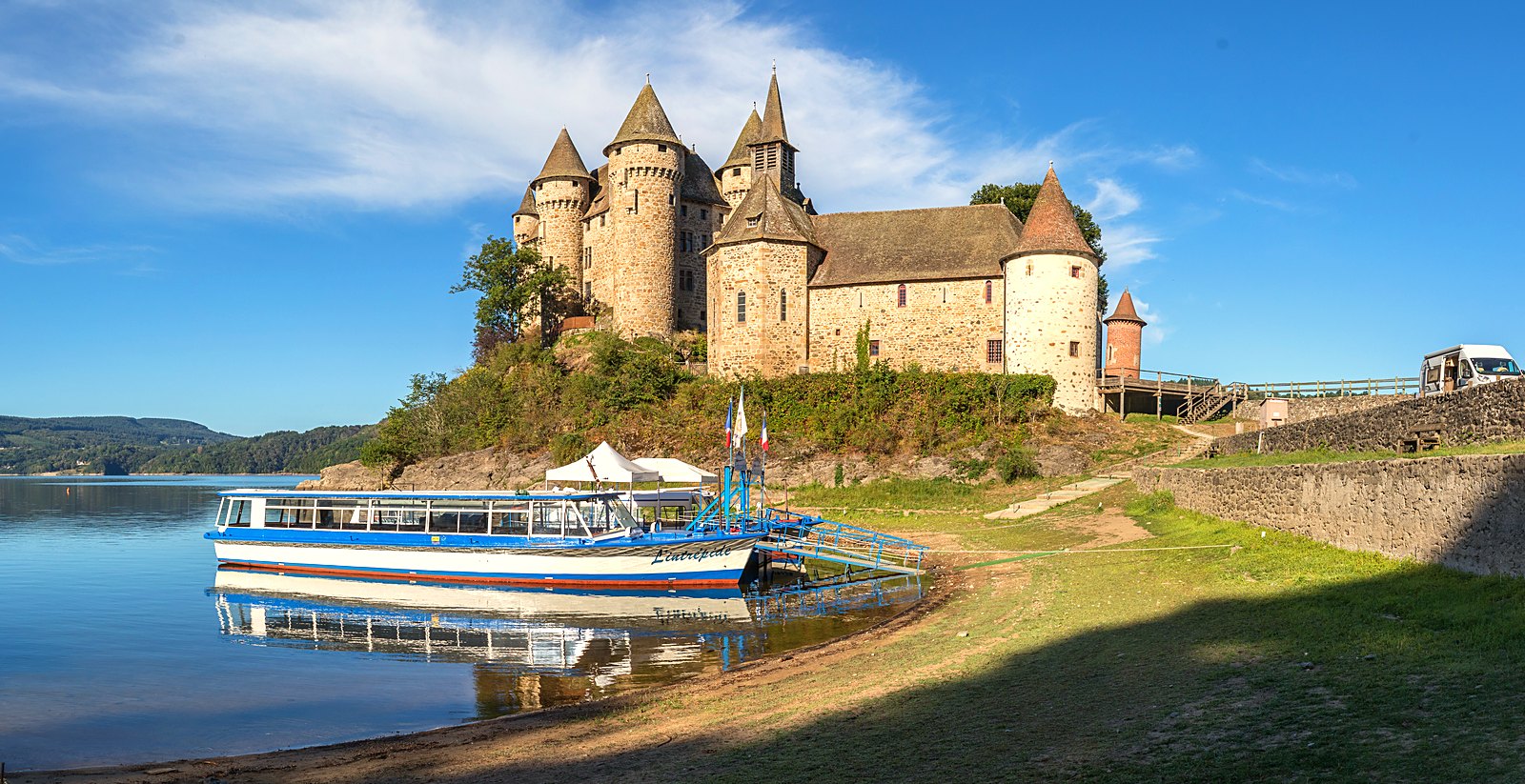 Le château de Val les pieds dans la retenue du barrage de Bort-les-Orgues