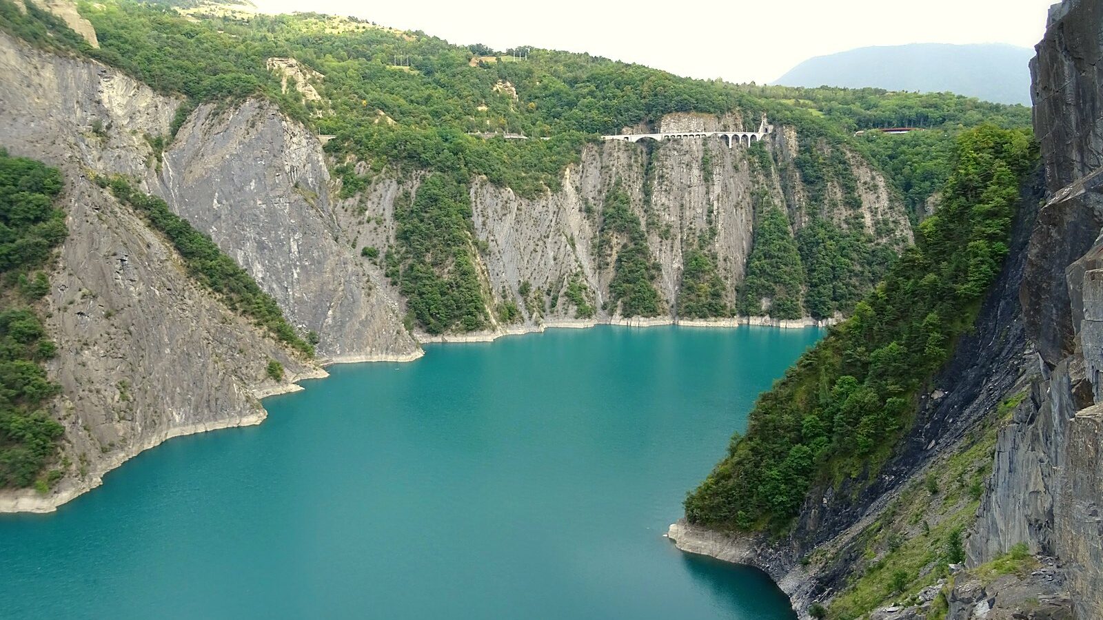 Le chemin de fer de La Mure sur les grands balcons, au-dessus du lac de Monteynard