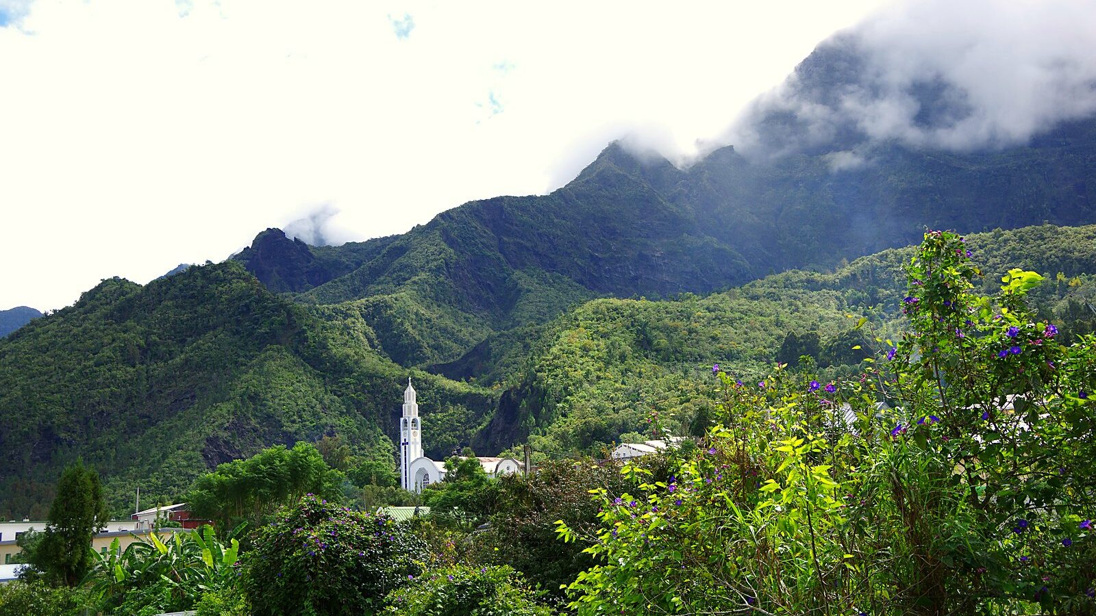 Le cirque de Cilaos et son village, à La Réunion