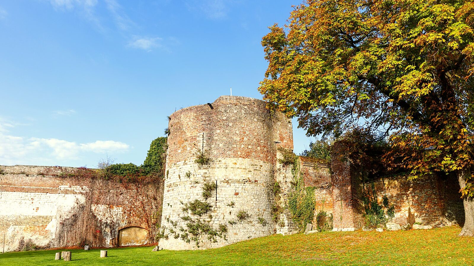 Une tour de la citadelle de Montreuil-sur-Mer, dont la maçonnerie superpose plusieurs époques