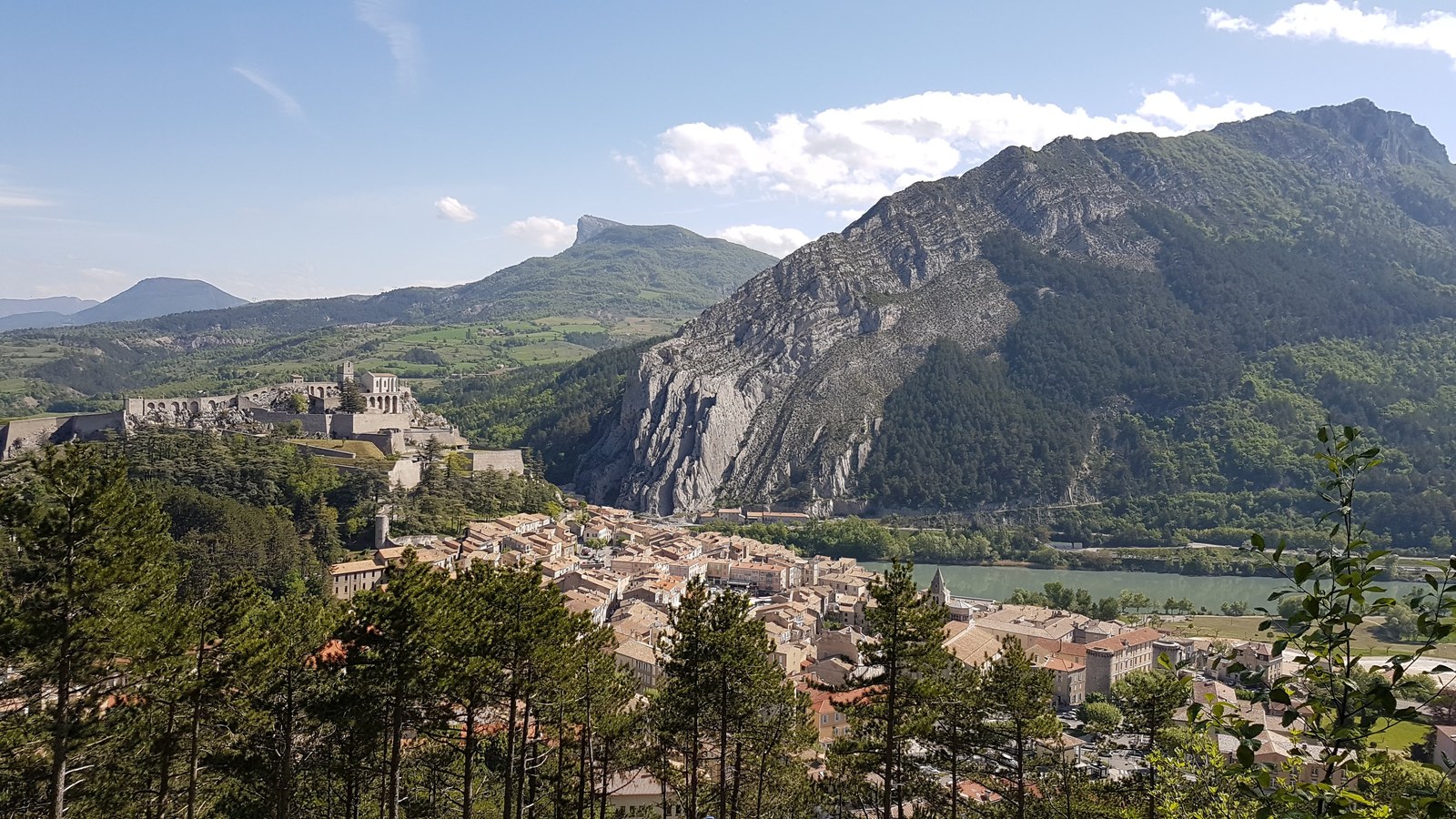 La citadelle de Sisteron sur son éperon, la vieille ville et le rocher de la Baume au-dessus de la Durance