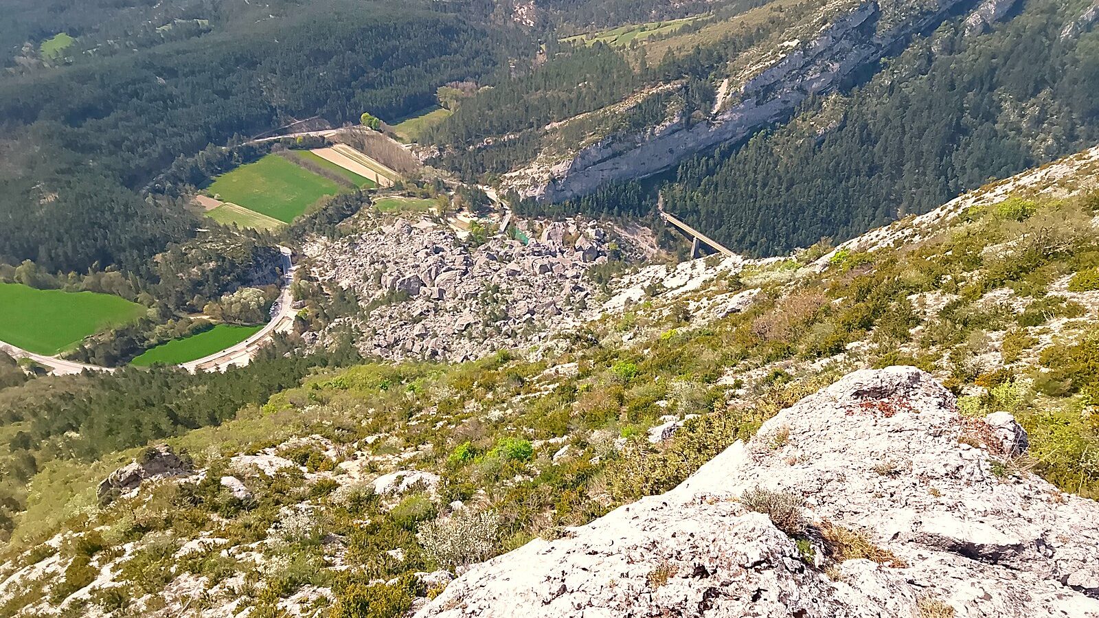 Le chaos de blocs du Claps, en travers de la vallée, vu depuis la crête