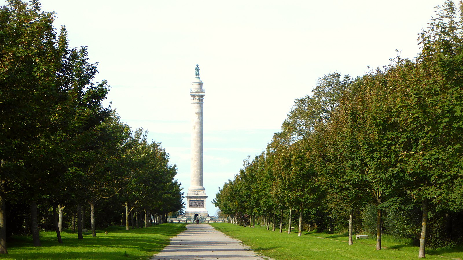La colonne de la Grande Armée au bout de son allée plantée, à Wimille