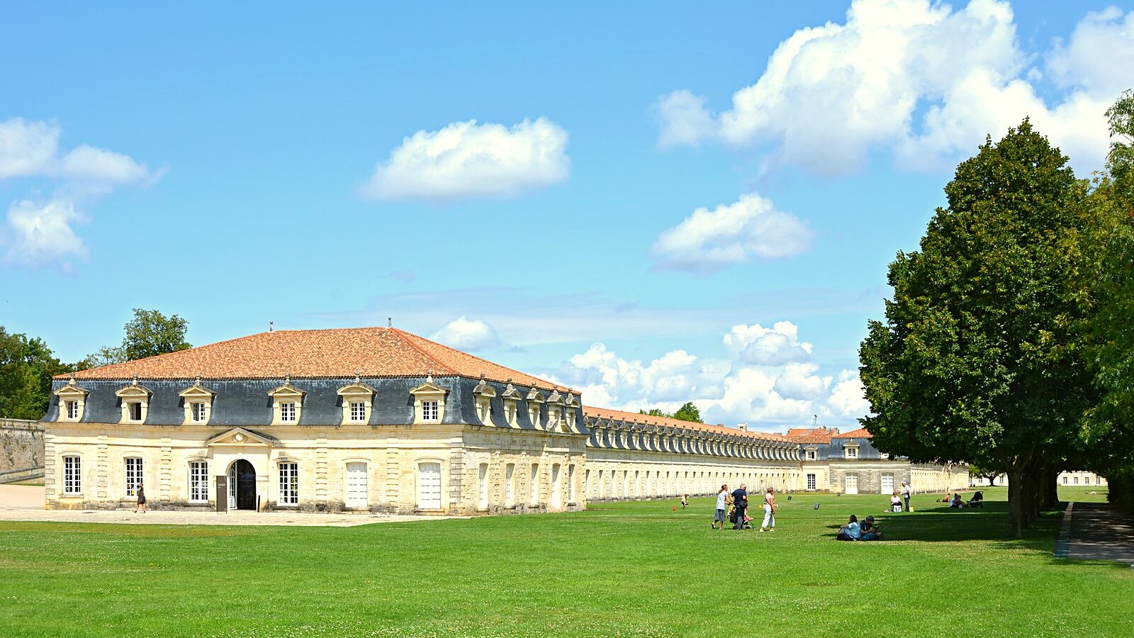 La facade de la Corderie royale de Rochefort vue en enfilade, sa longueur se perdant vers l'horizon