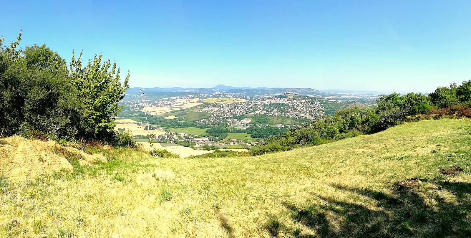 Le rebord du plateau de Corent et, en contrebas, la plaine de la Limagne