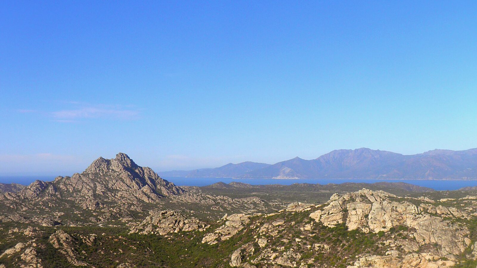 Le relief rocheux du désert des Agriates, en Haute-Corse, et la mer au fond