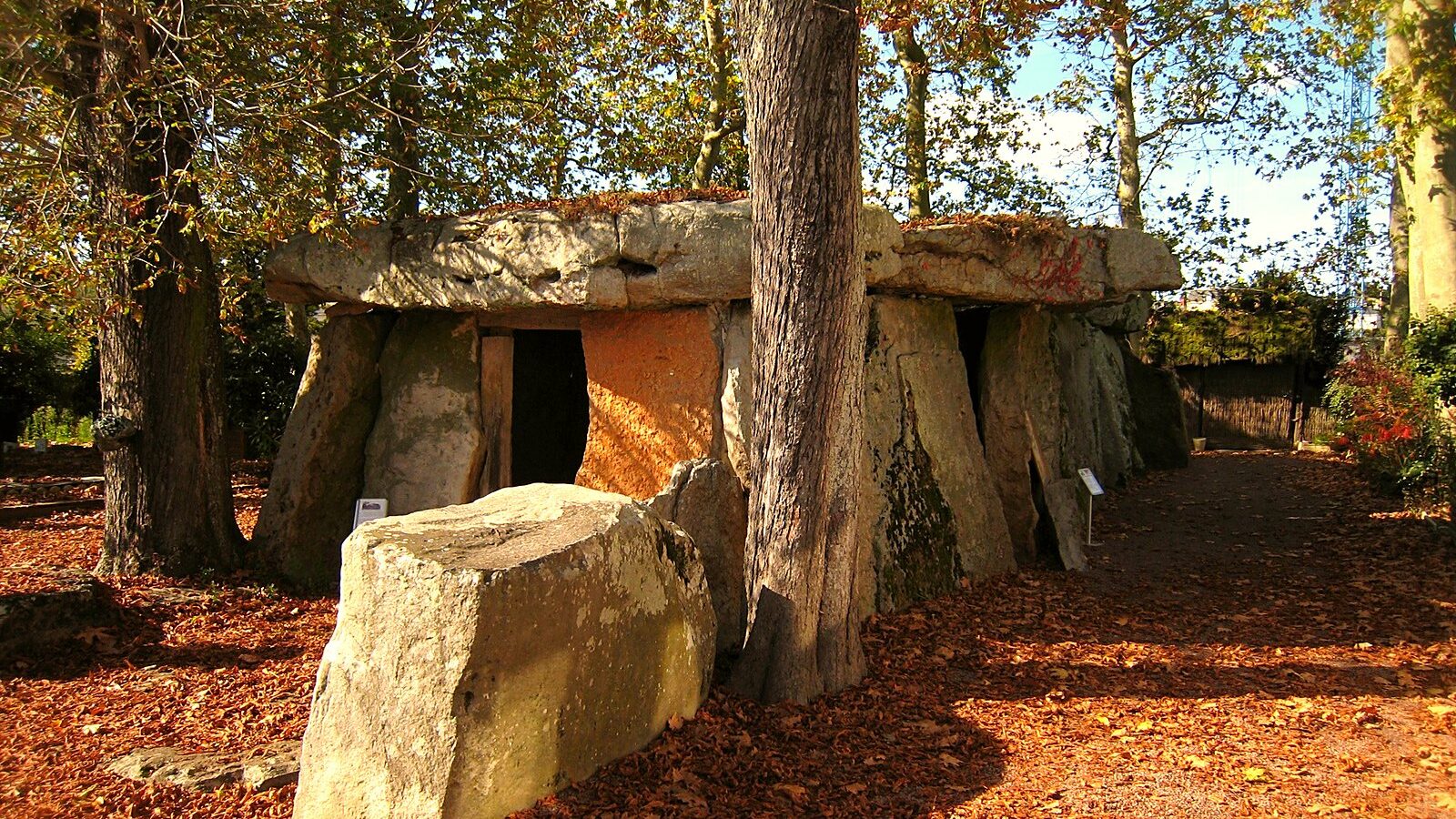 Le dolmen de Bagneux, à Saumur, et ses tables de couverture