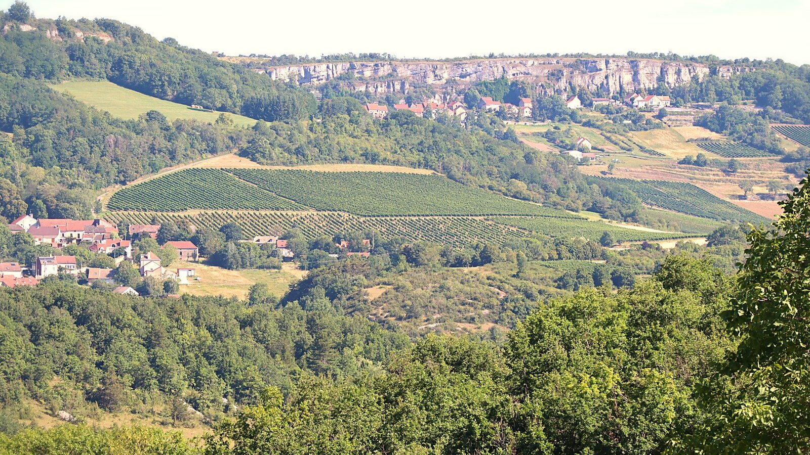 Le hameau d'Orches à Baubigny, maisons groupées au pied d'une falaise calcaire des Hautes Côtes