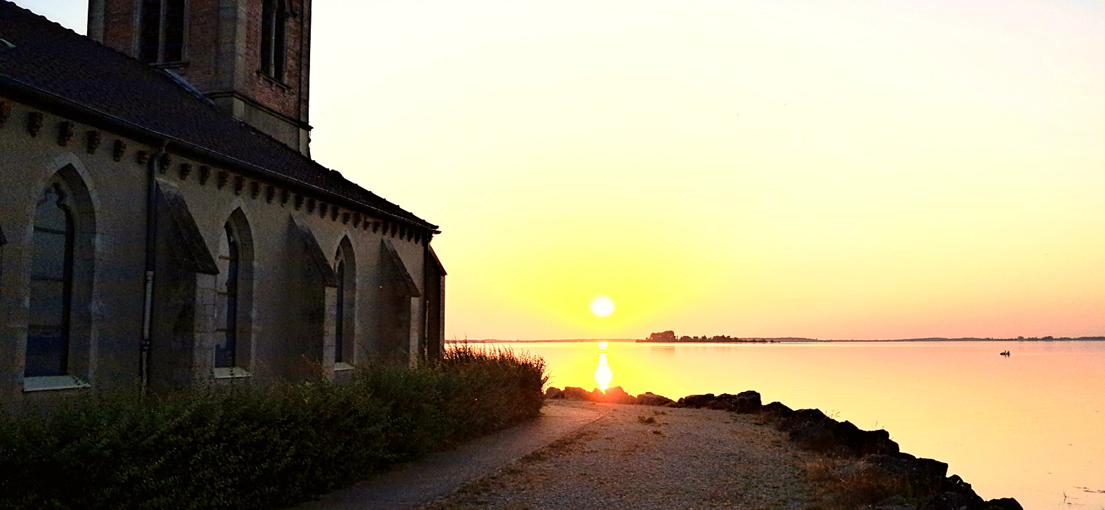 L'église de Champaubert, sur la presqu'île du lac du Der-Chantecoq
