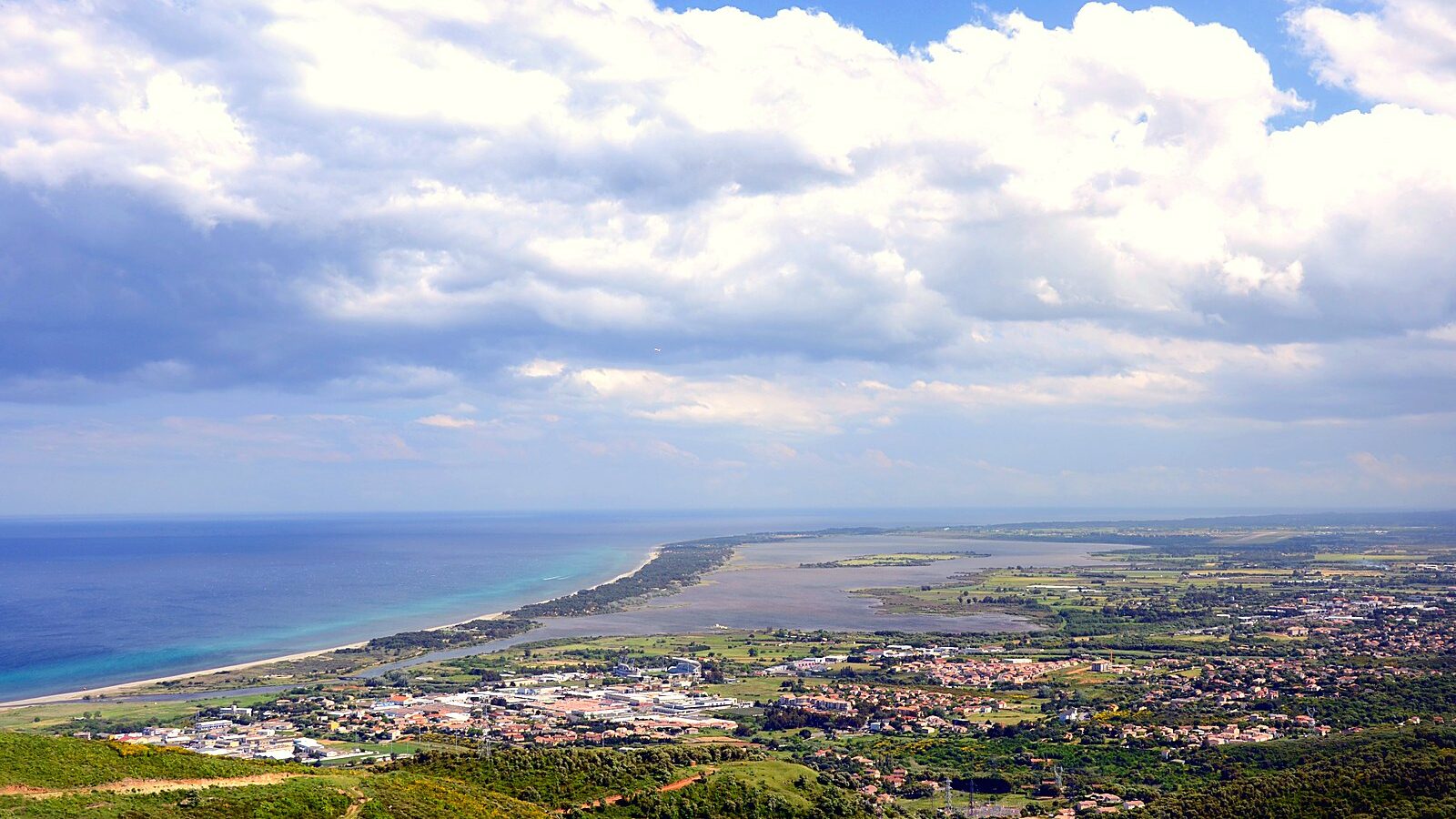 L'étang de Biguglia et le cordon de la Marana vus depuis les hauteurs