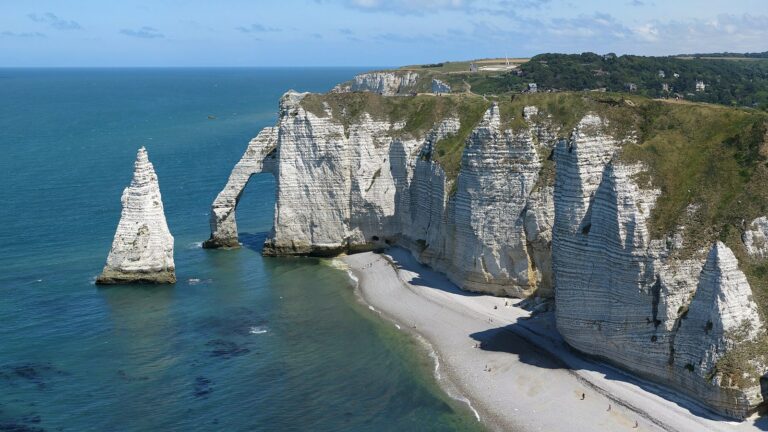 L'Aiguille d'Étretat et l'arche de la Porte d'Aval vues depuis la Manneporte, au-dessus de la plage de galets