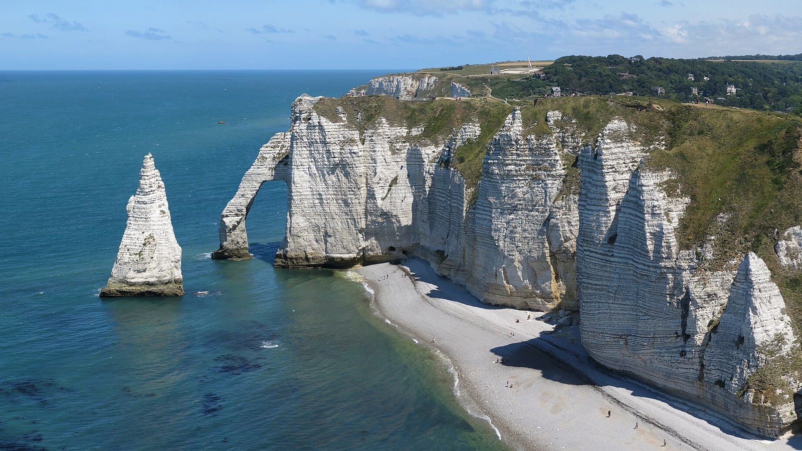 L'Aiguille d'Étretat et l'arche de la Porte d'Aval vues depuis la Manneporte, au-dessus de la plage de galets