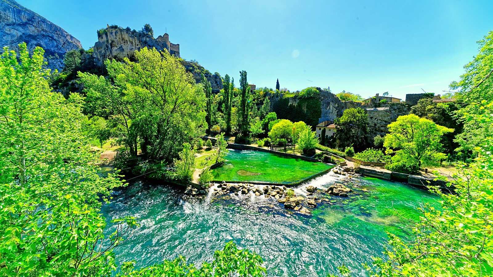 La vasque de la source de la Sorgue, à Fontaine-de-Vaucluse