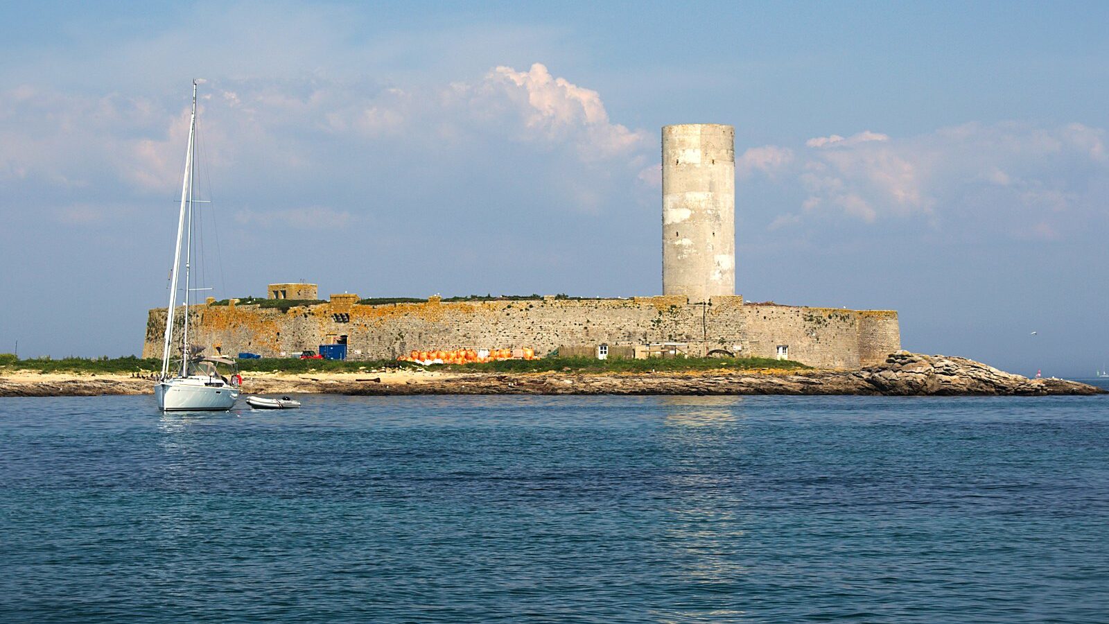 Le fort Cigogne sur son îlot, dans l'archipel des Glénan