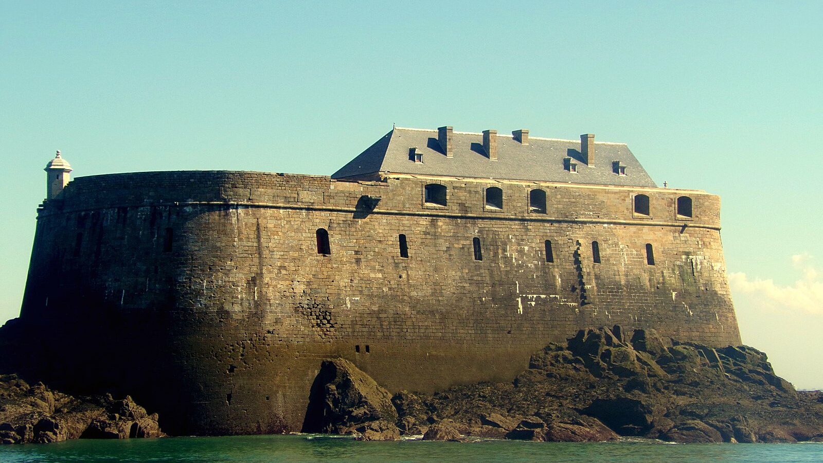 Le fort de la Conchée posé sur son rocher, au large de Saint-Malo