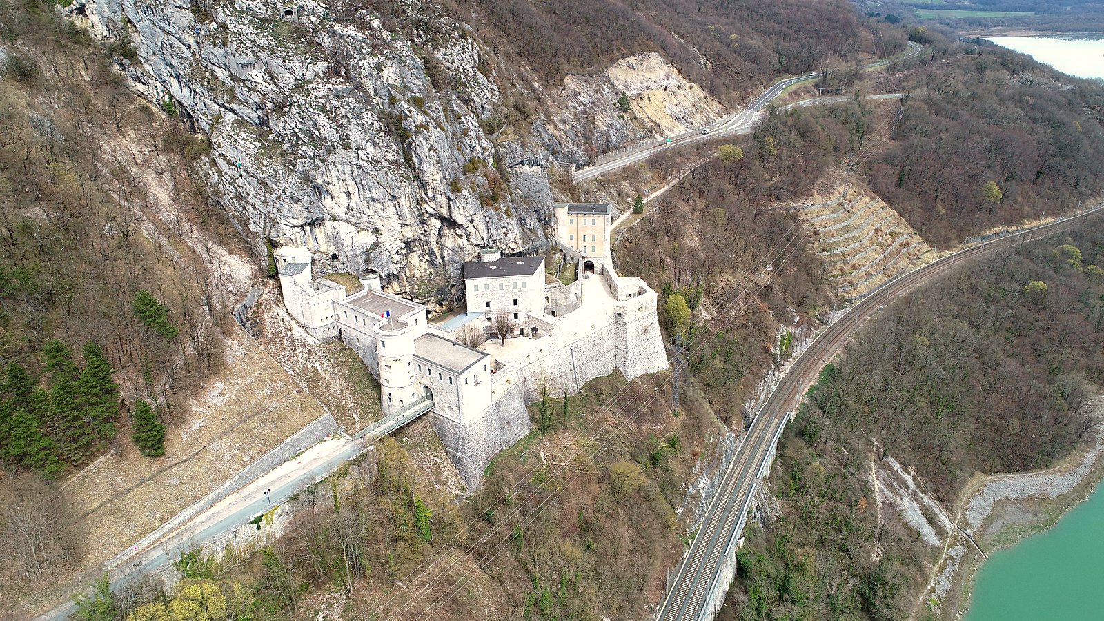 Le fort l'Écluse vu du ciel, dans la cluse du Rhône à Léaz