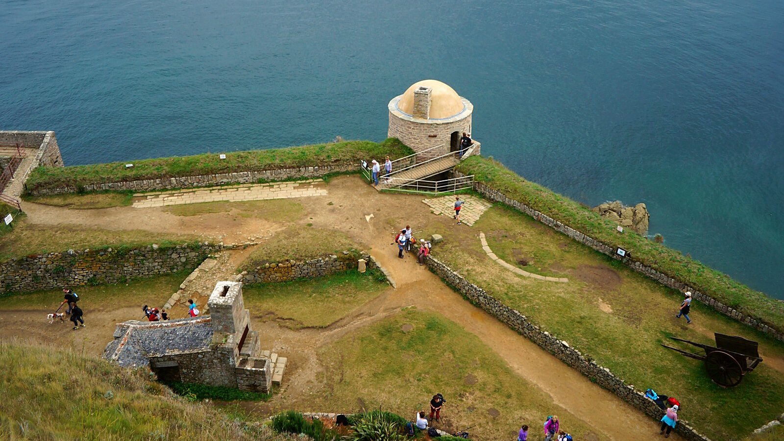 Les remparts et la tour des archers du fort la Latte, à Plévenon