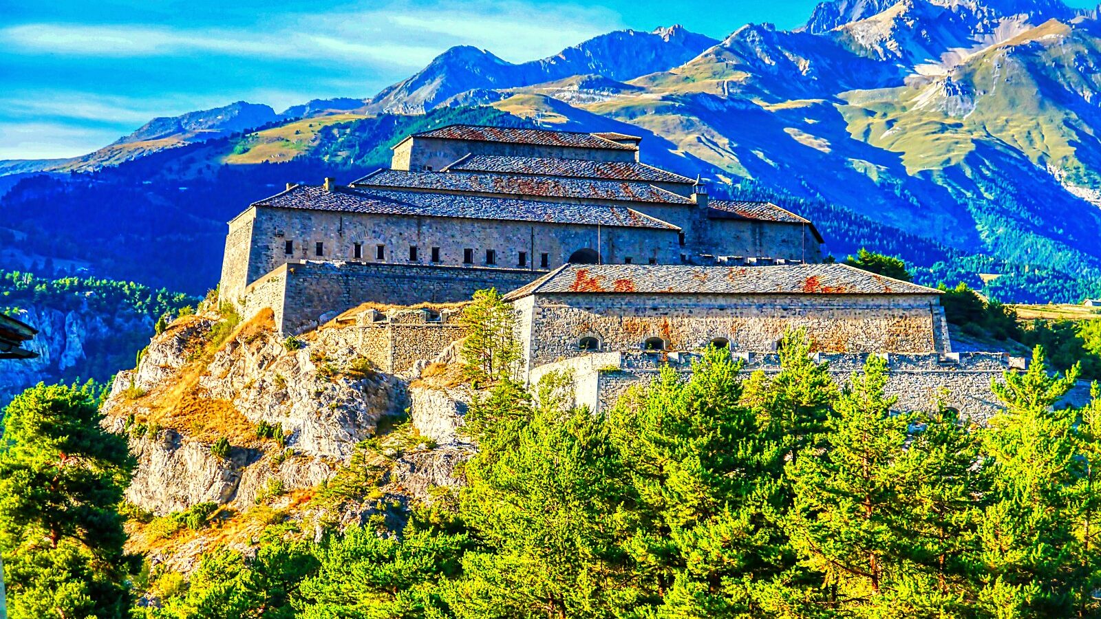 Le fort Victor-Emmanuel sur son éperon rocheux, avec le massif de la Vanoise en arrière-plan