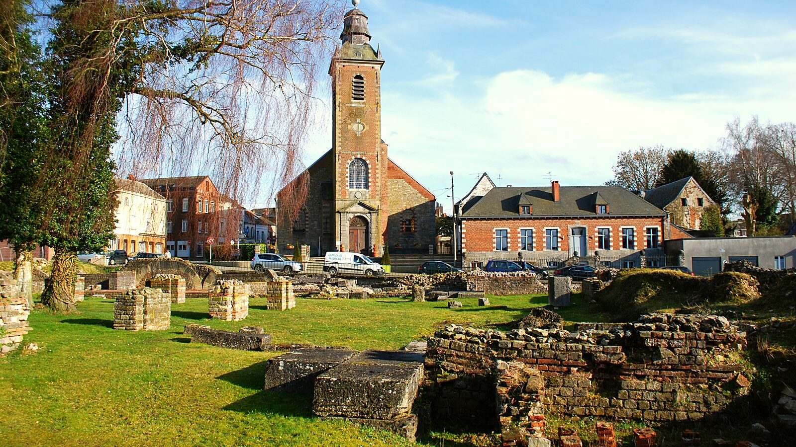 Les vestiges du forum romain de Bavay, au pied de l'église et des maisons du bourg
