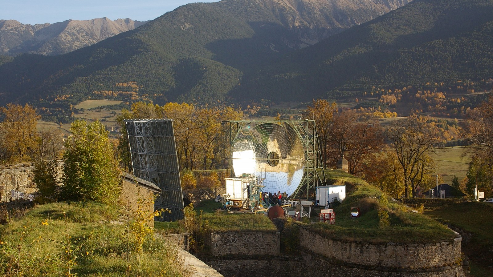 Héliostat et parabole du four solaire de Mont-Louis sur un bastion de la citadelle, devant les montagnes de Cerdagne en automne